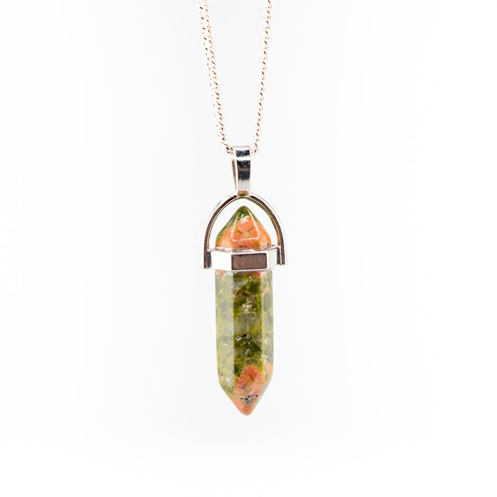 Piedra natural de jaspe unakita tallada en punta con cadena de acero inoxidable 