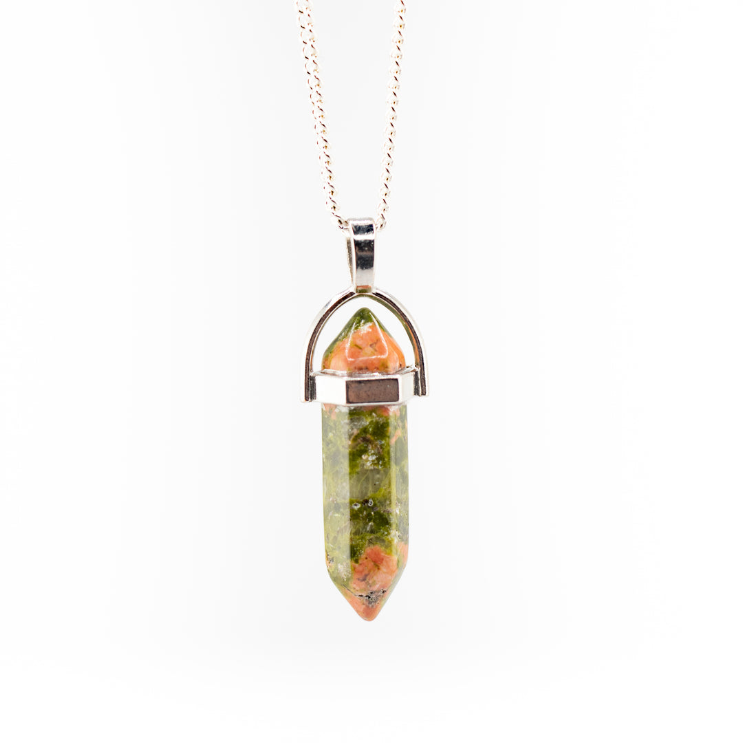 Piedra natural de jaspe unakita tallada en punta con cadena de acero inoxidable 