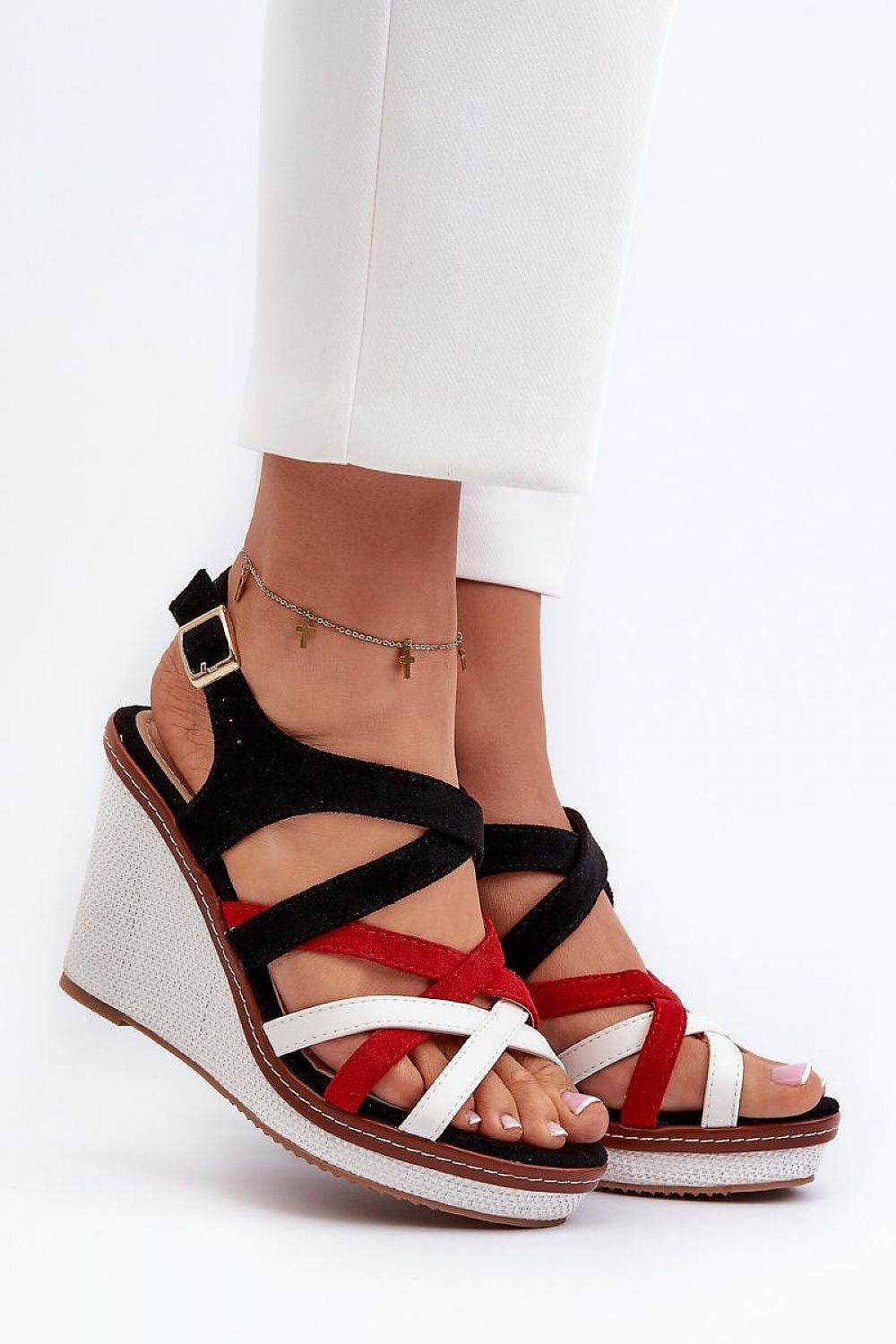  Cuñas tricolor en rojo, blanco y negro combinadas con pantalón blanco y tobillera dorada.