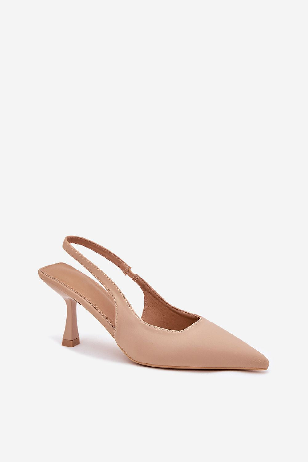 Vista lateral de sandalias nude con tacón stiletto y tiras traseras.