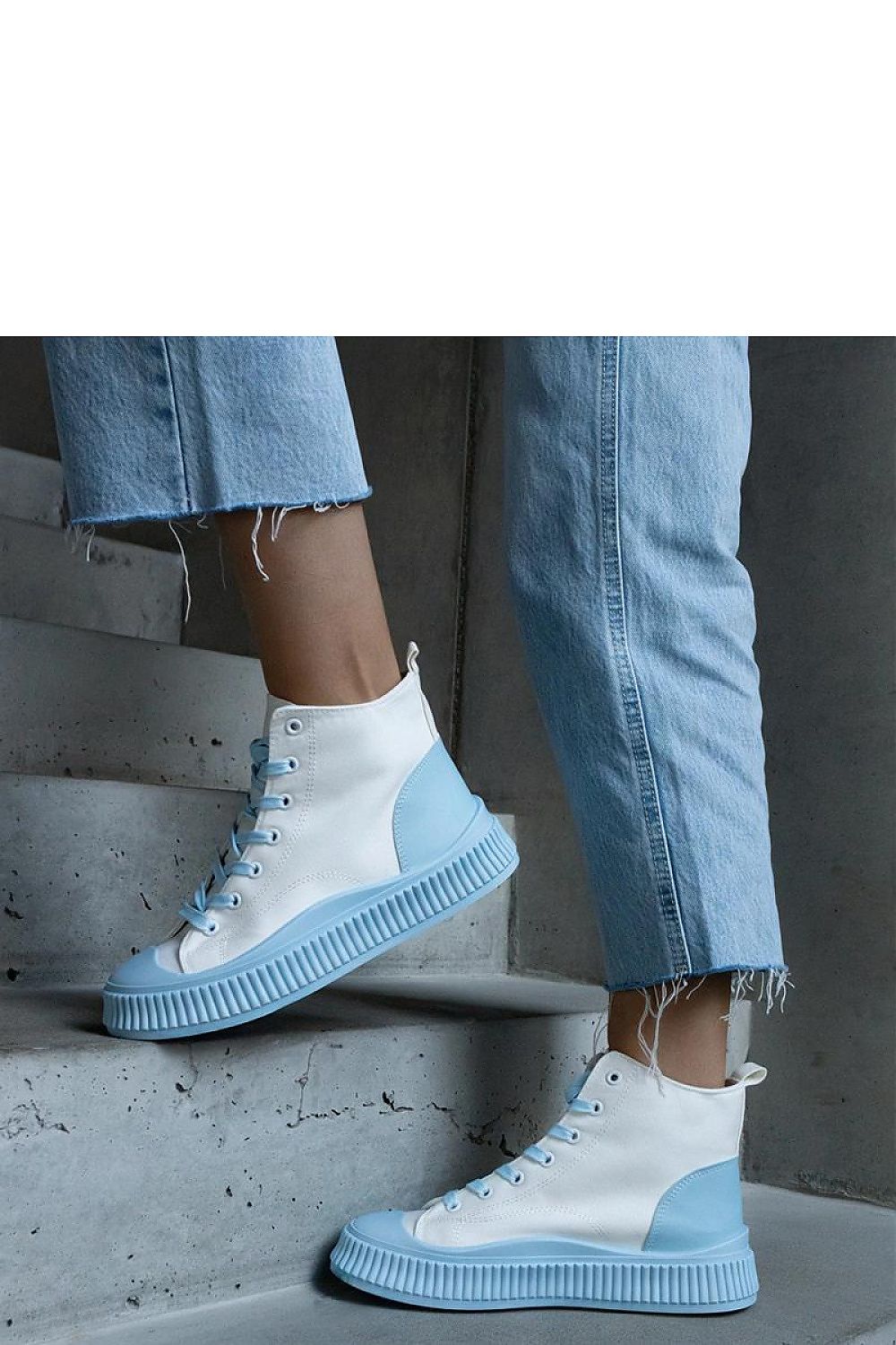 Sneakers blancas y azules de plataforma, diseño casual y moderno con suela de goma azul.