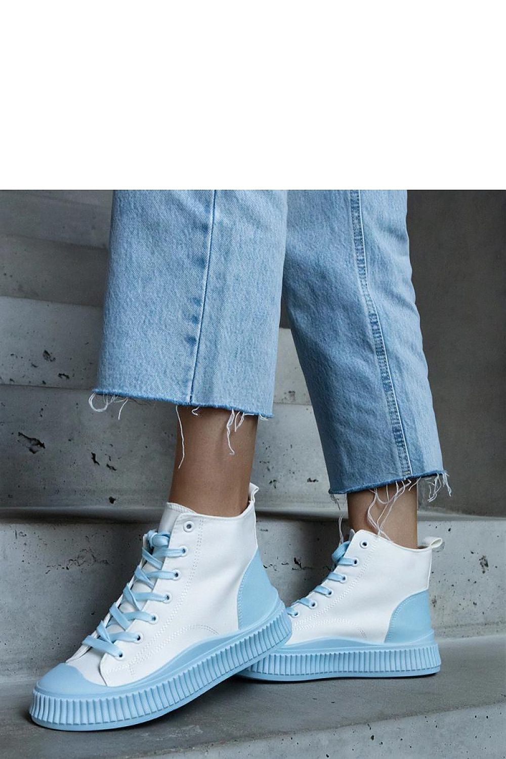  Sneakers blancas y azules de plataforma, ideales para cualquier temporada, con materiales de alta calidad.