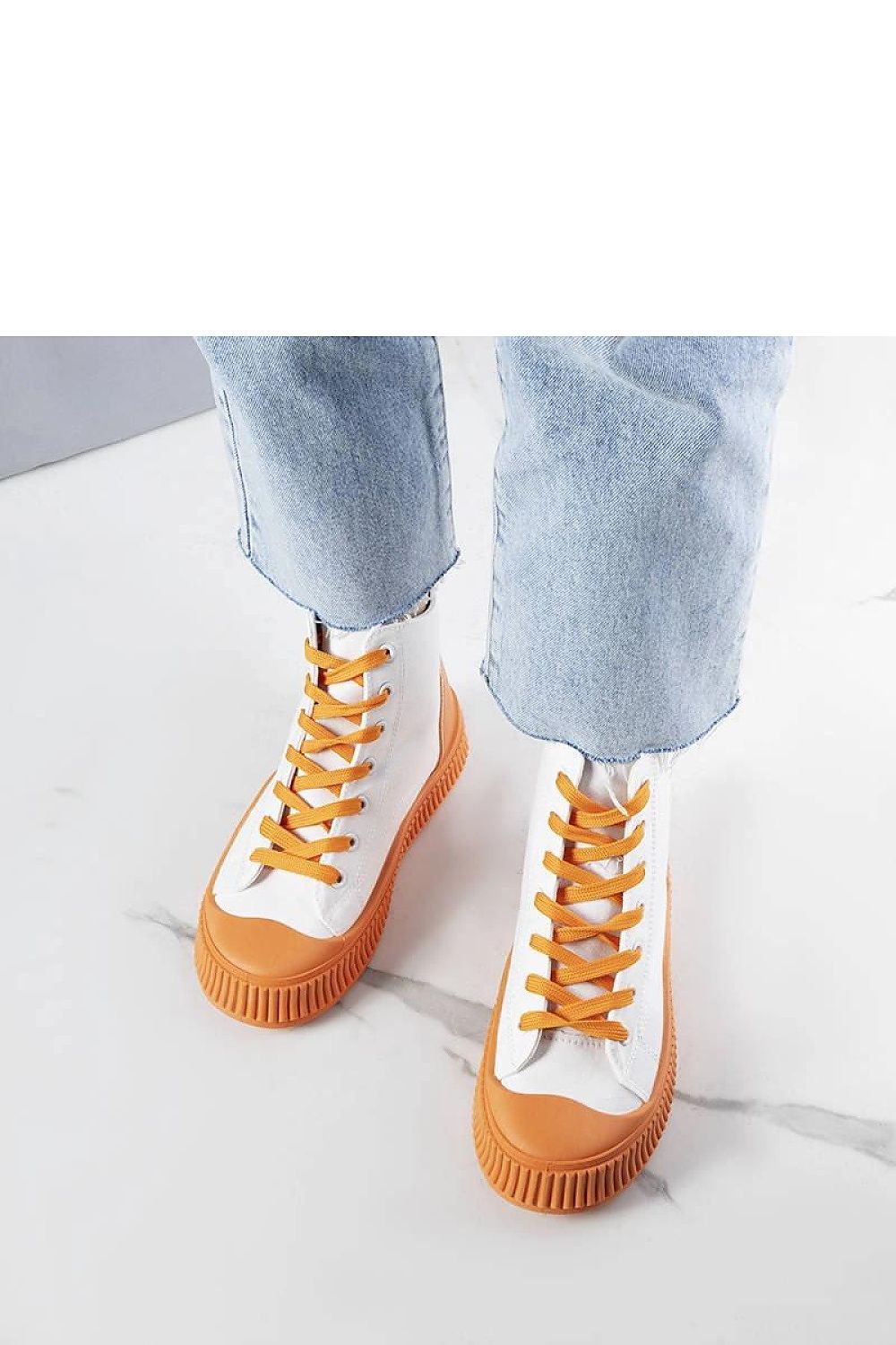  Sneakers blancas y naranjas con plataforma y cordones, calzado cómodo y estiloso para el día a día