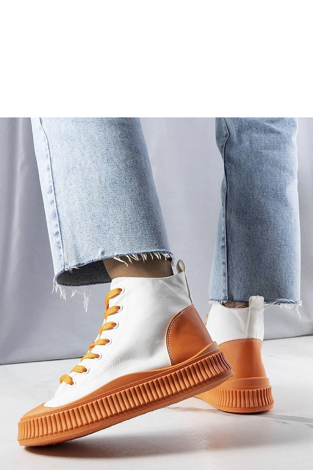  Sneakers blancas y naranjas de plataforma, diseño llamativo y cómodo para cualquier ocasión