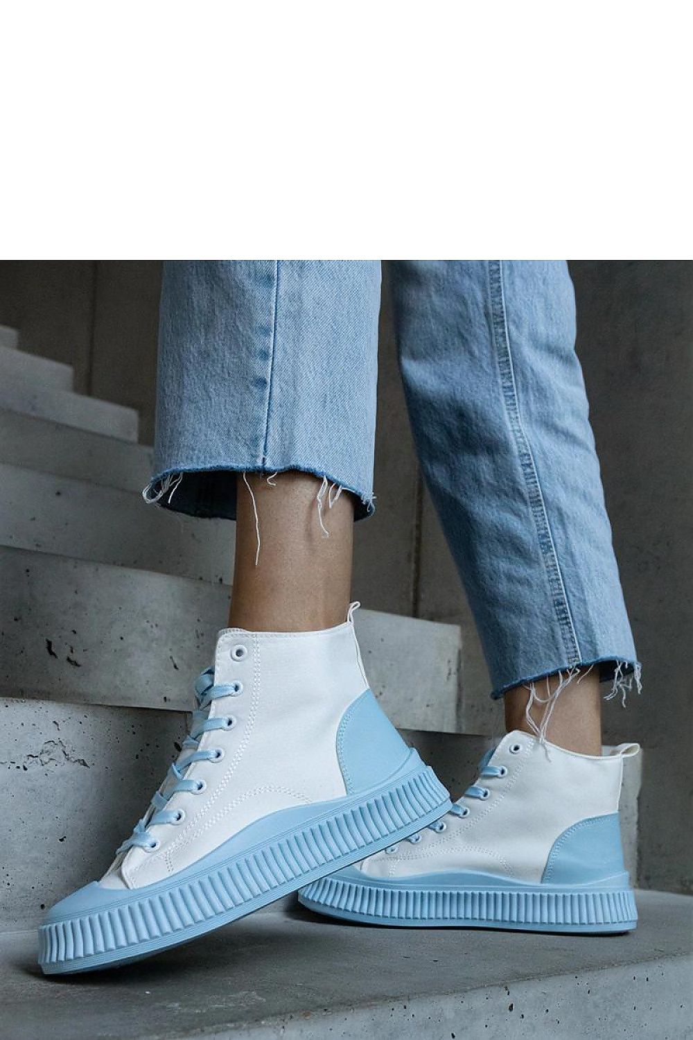  Sneakers de plataforma blancas y azules con suela de goma azul y cordones, ideales para el día a día.