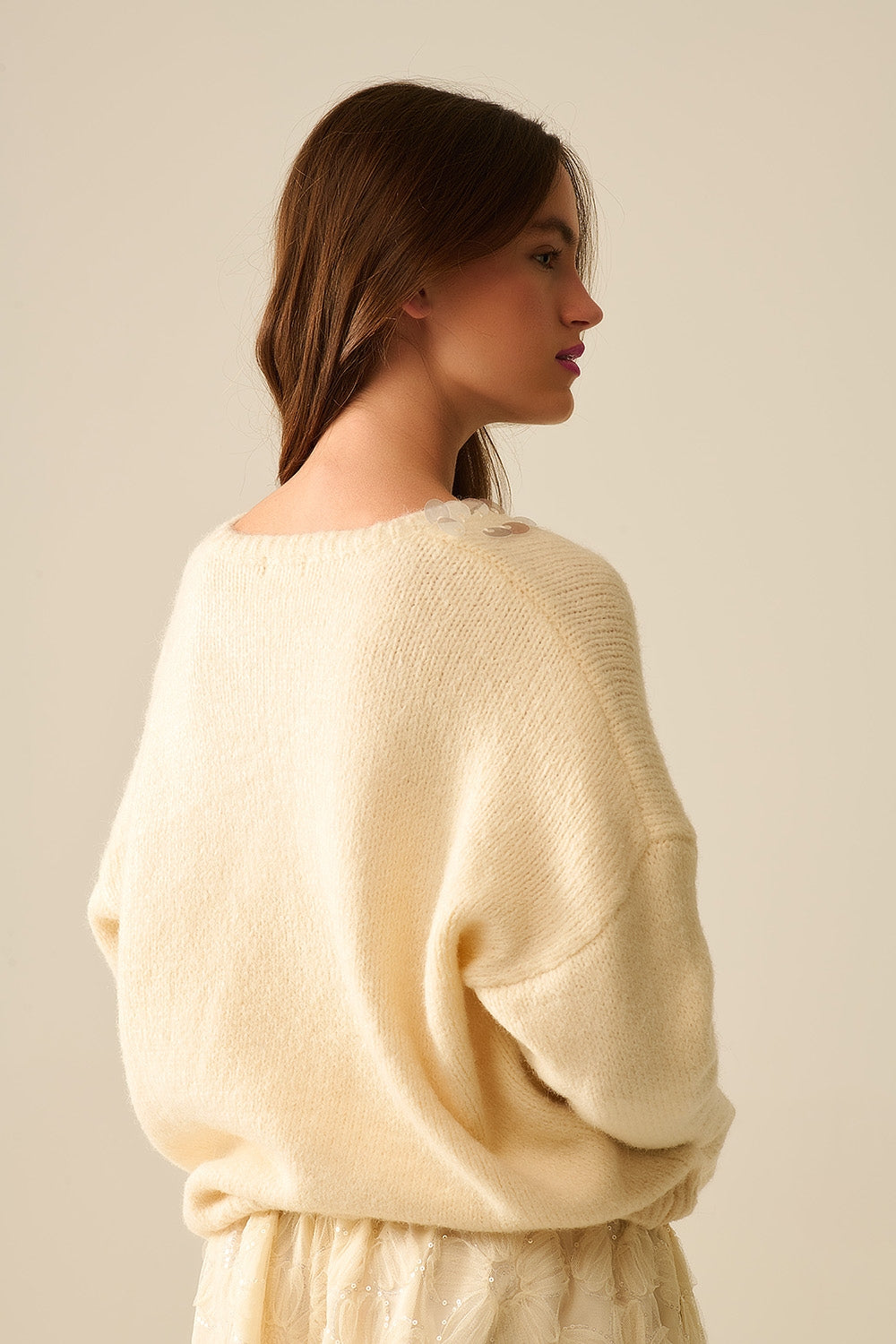 Suéter crema con cuello en V y detalle de lentejuelas