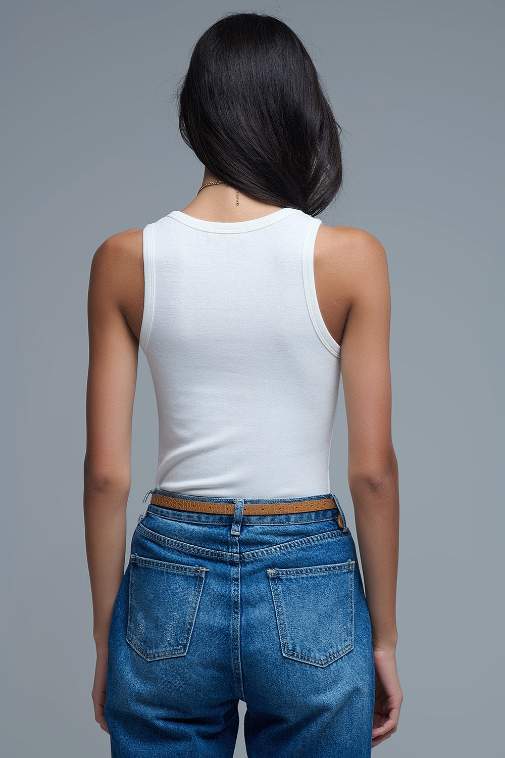 Vista espalda top basico punto suave en color crema