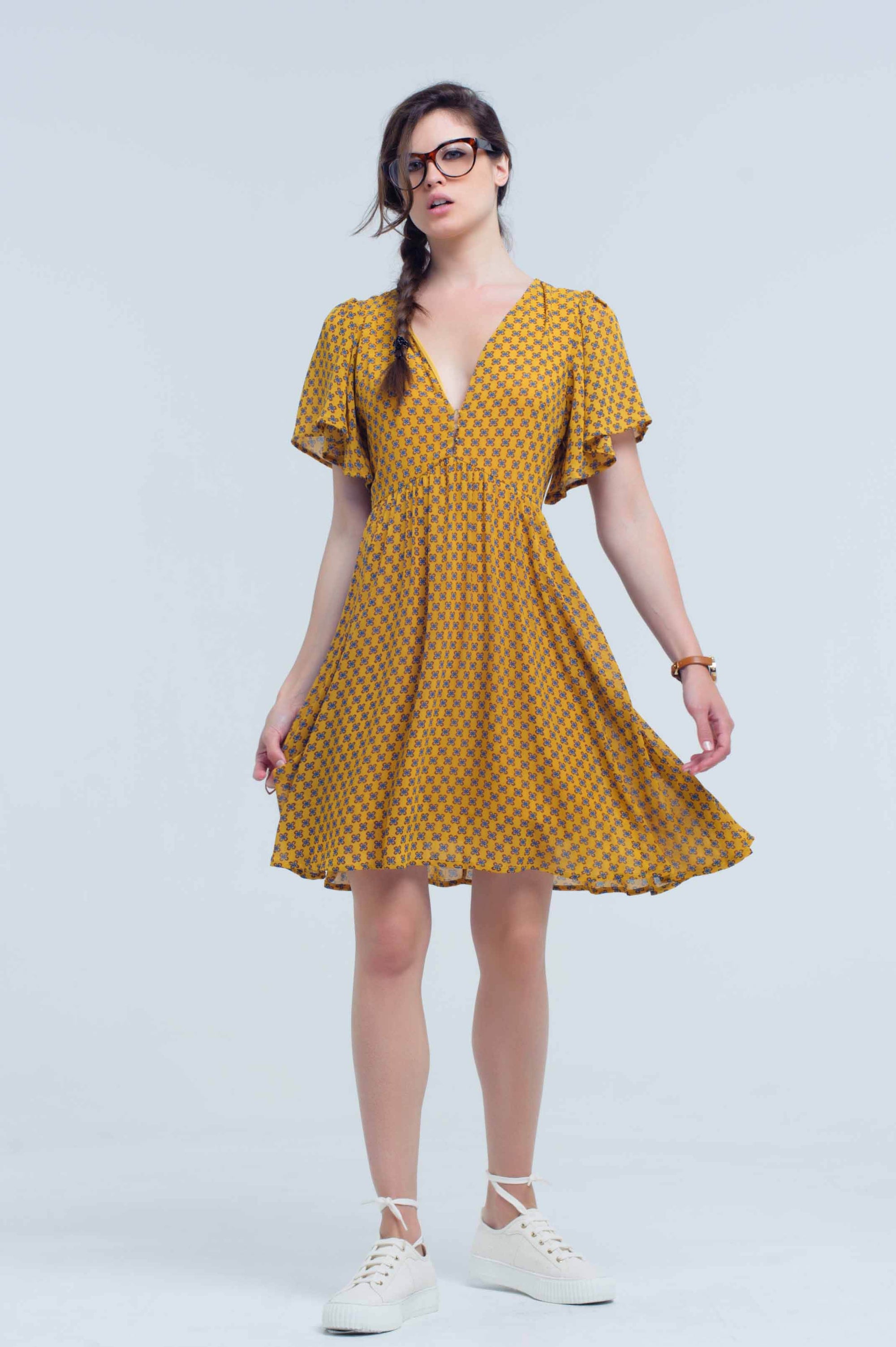 Vestido boho mostaza con escote en V, vista frontal