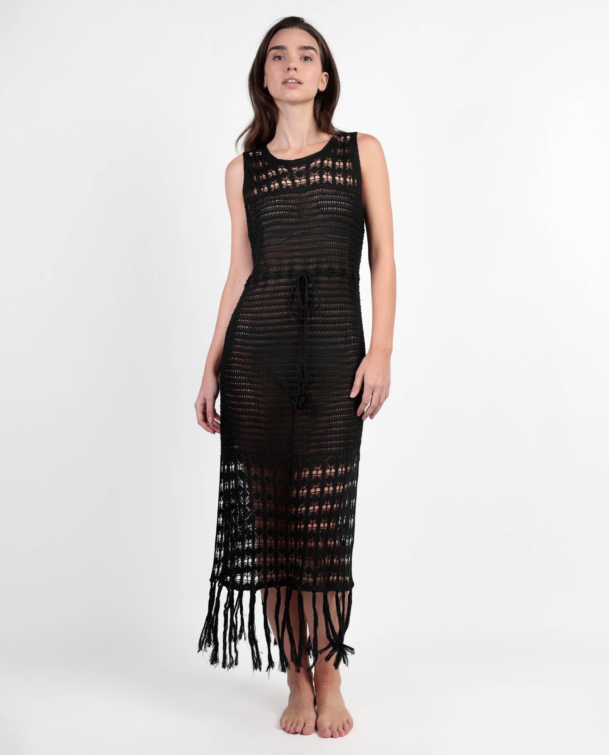 Vestido de playa negro de crochet con flecos para mujer.