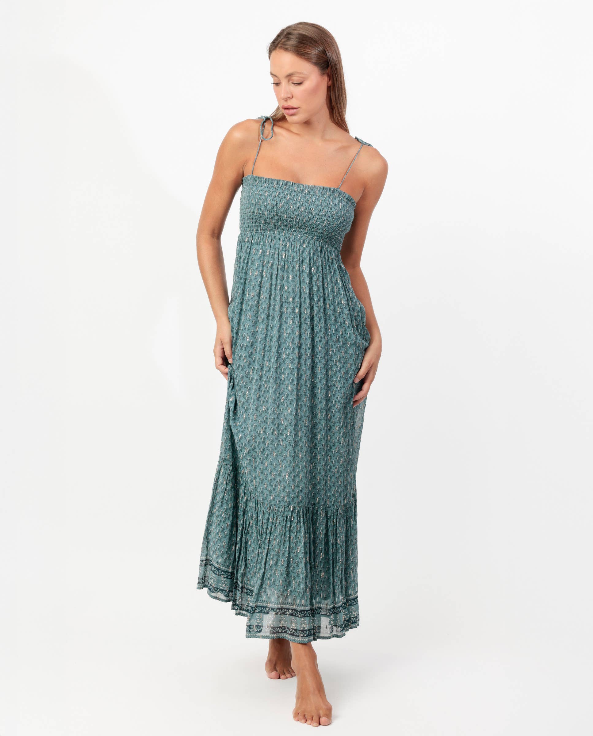 Vestido largo azul Indian Dream ADMAS para mujer con nido de abeja y detalles metalizados.