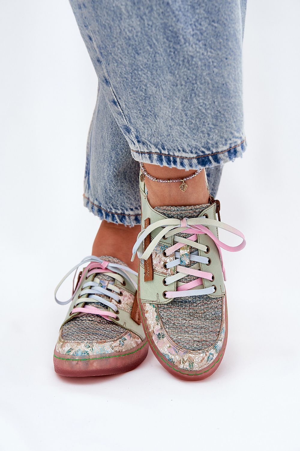 Detalle de cordones bicolor y textura metálica en la puntera de las zapatillas Maciejka. 