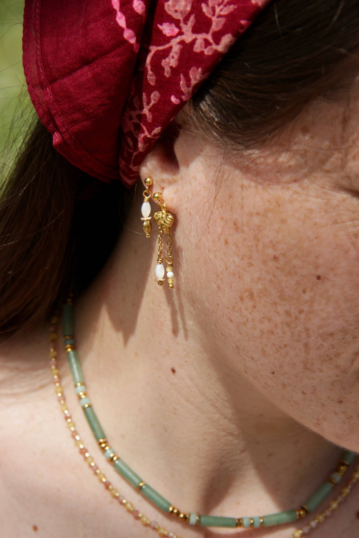 Pendientes de nácar y perlas doradas