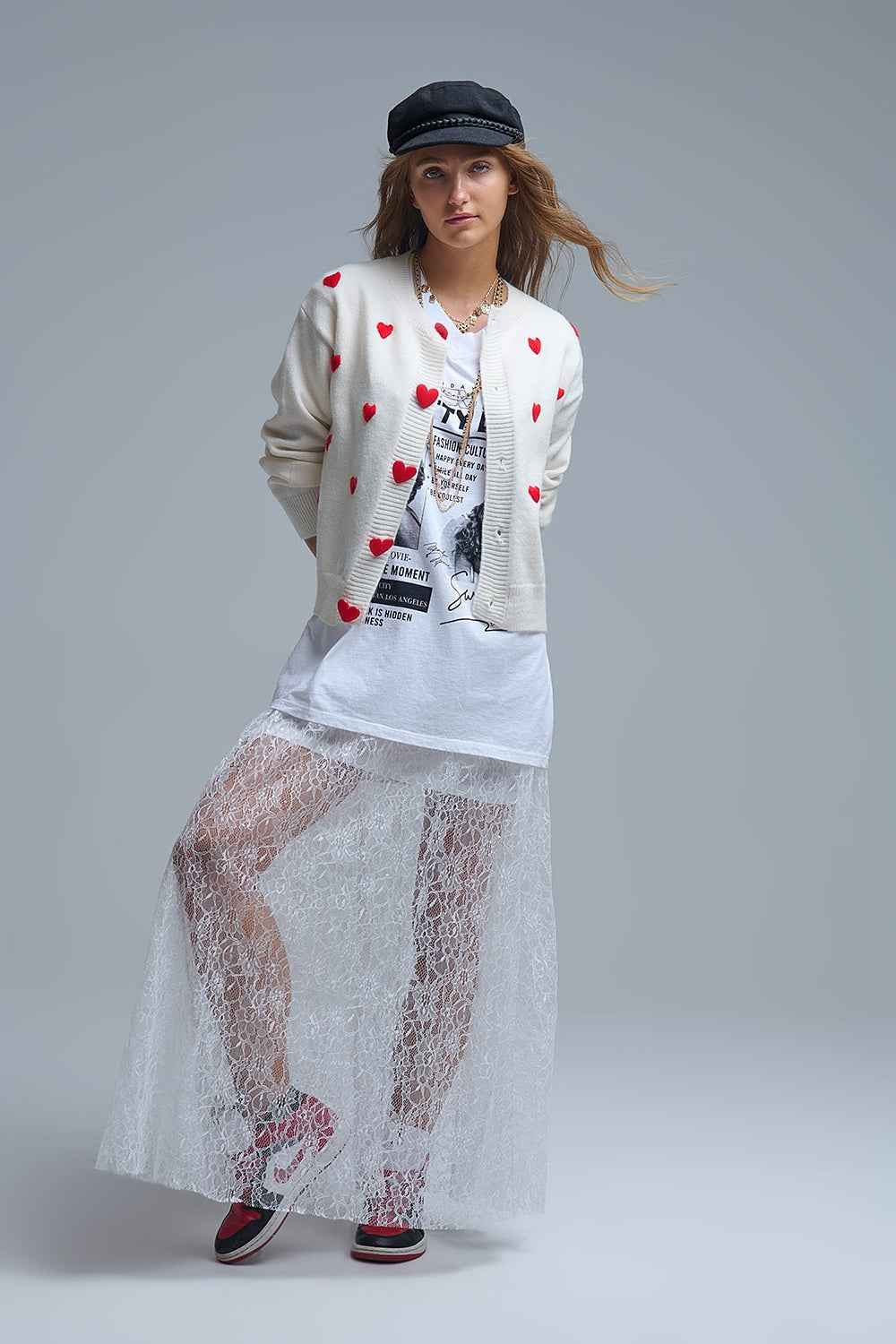 Acogedor c‡rdigan blanco con corazones rojos