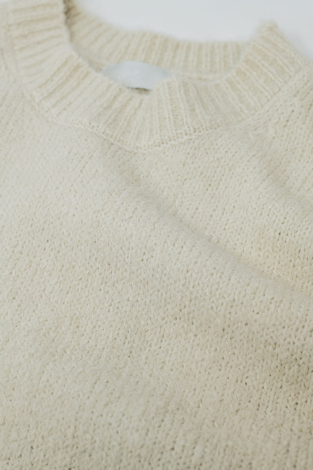 Acogedor jersey básico de punto con cuello redondo en color crema