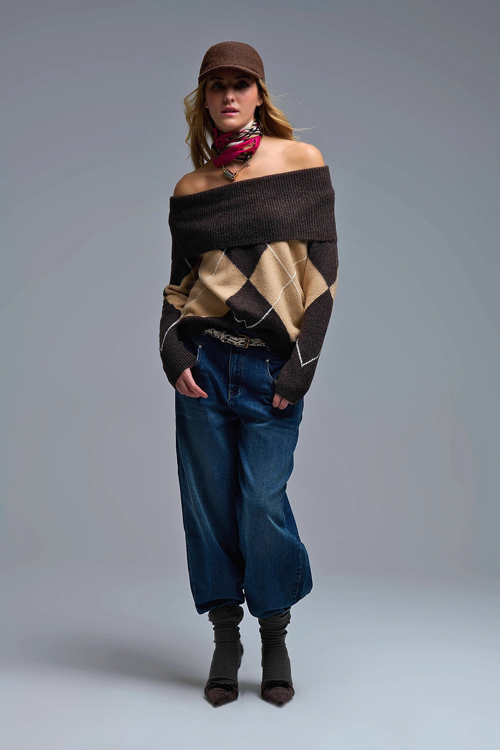 Acogedor jersey marrón de hombros descubiertos con estampado de rombos