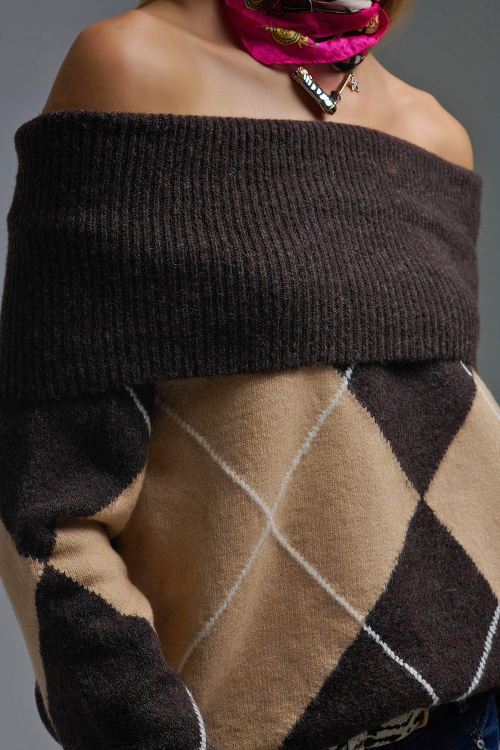 Acogedor jersey marrón de hombros descubiertos con estampado de rombos