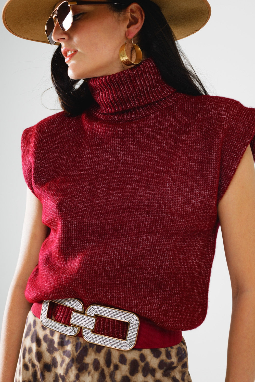 Acogedor jersey sin mangas de cuello alto en burdeos