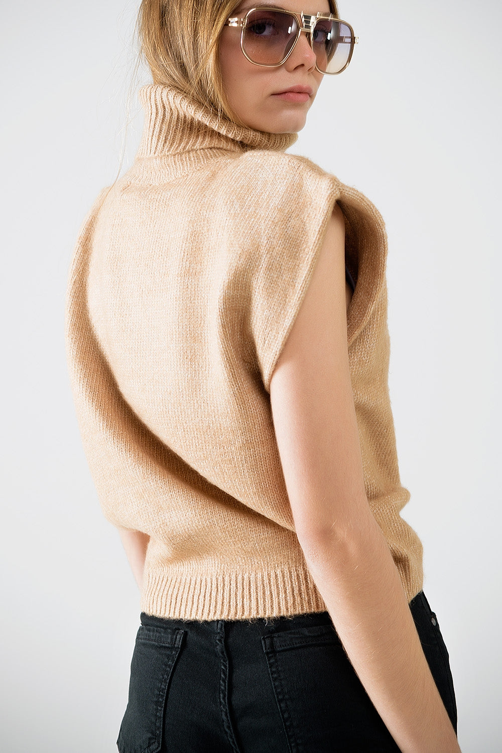 Acogedor jersey sin mangas de cuello alto en camel