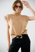 Acogedor jersey sin mangas de cuello alto en camel