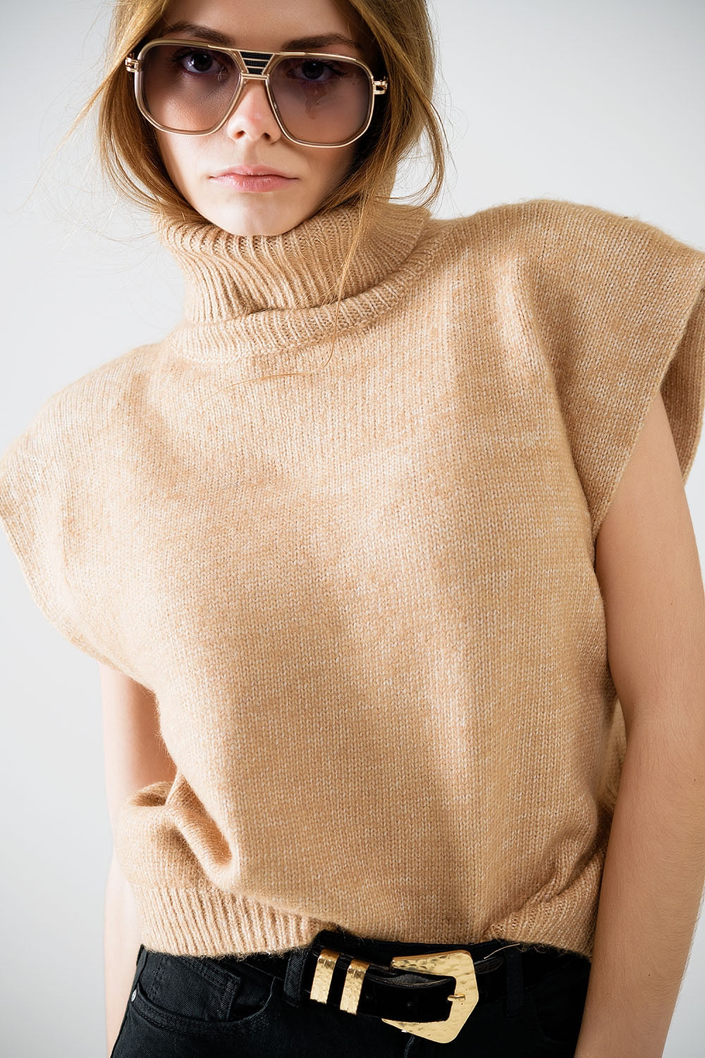 Acogedor jersey sin mangas de cuello alto en camel