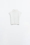 Acogedor jersey sin mangas de cuello alto en gris