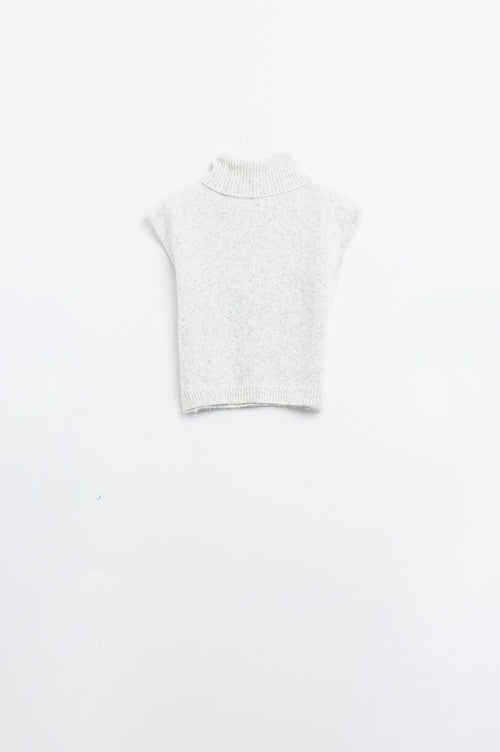 Acogedor jersey sin mangas de cuello alto en gris