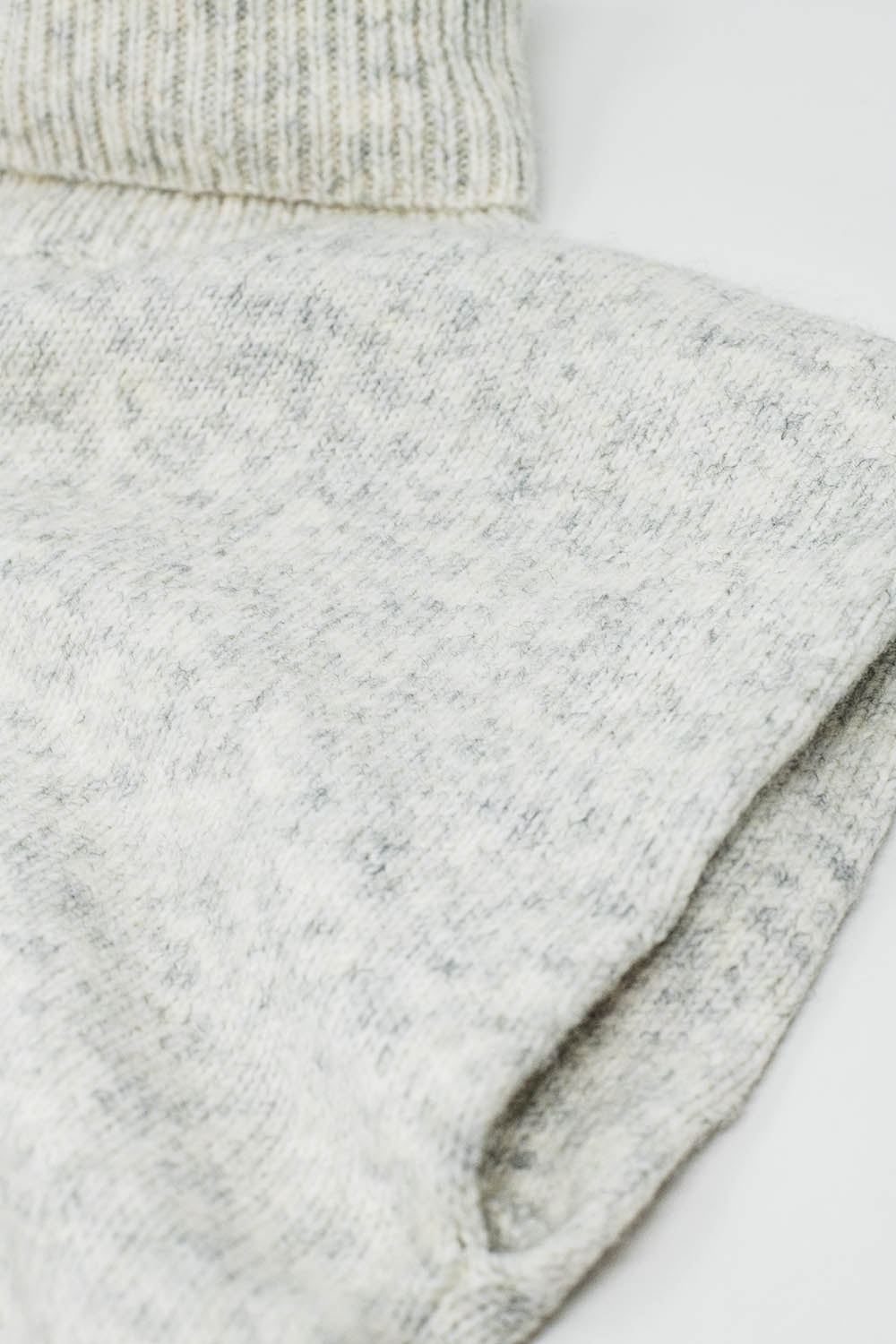 Acogedor jersey sin mangas de cuello alto en gris