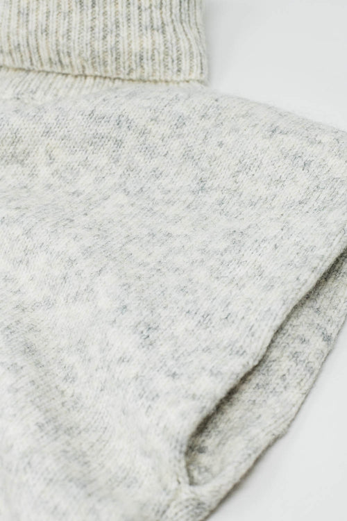 Acogedor jersey sin mangas de cuello alto en gris