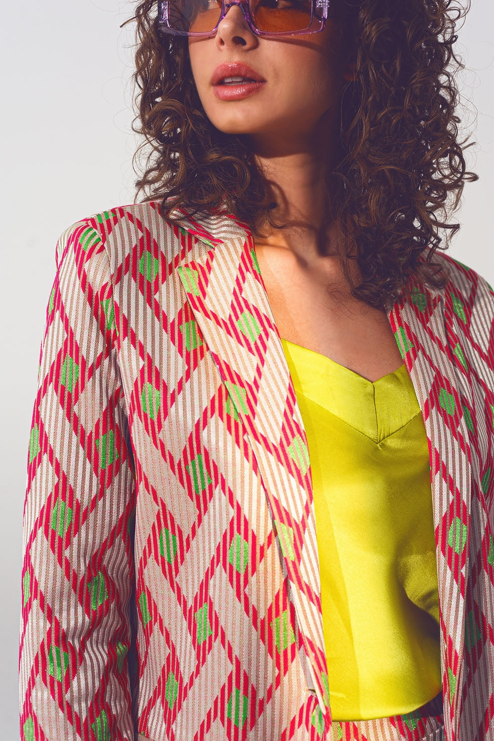 Americana rosa con estampado geométrico