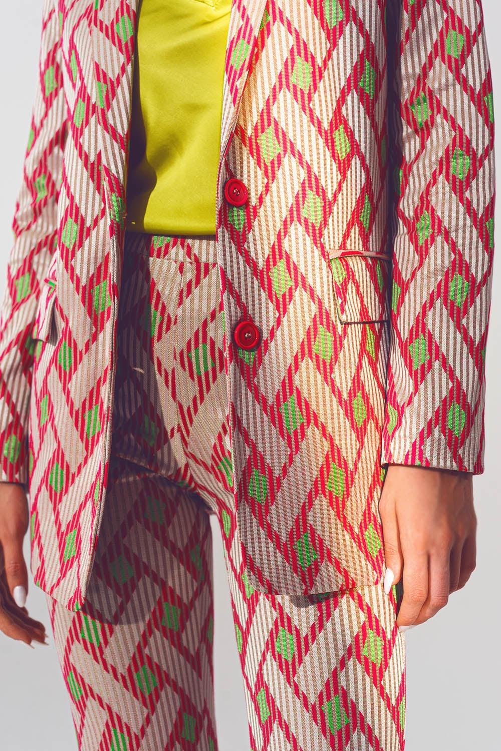 Americana rosa con estampado geométrico