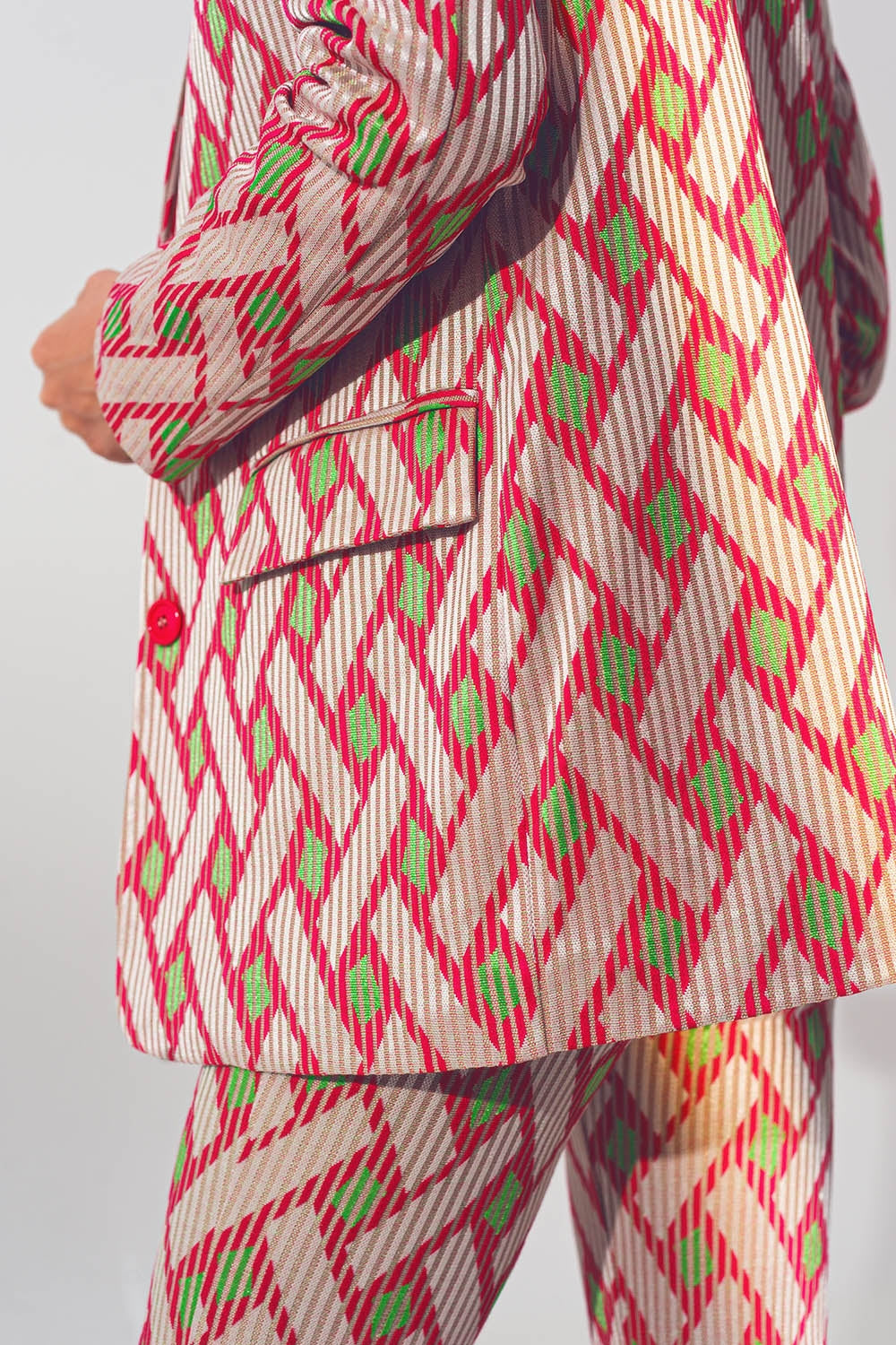 Americana rosa con estampado geométrico