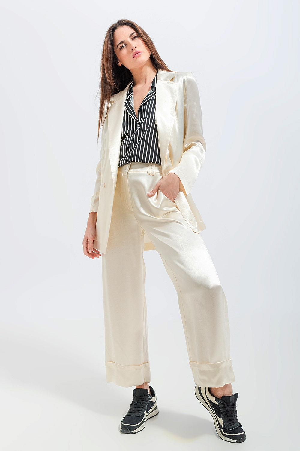 Blazer oversize mujer en color Cloud Dancer satinado con hombreras y solapas esmoquin.