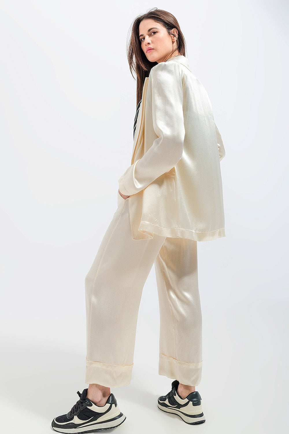 Blazer oversize mujer en color Cloud Dancer satinado con hombreras y solapas esmoquin.