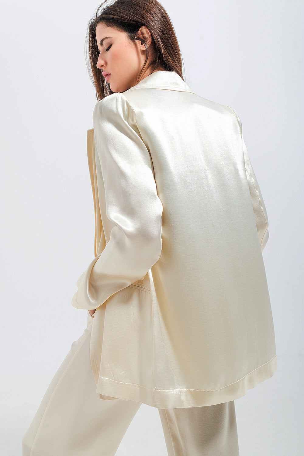 Blazer oversize mujer en color Cloud Dancer satinado con hombreras y solapas esmoquin.