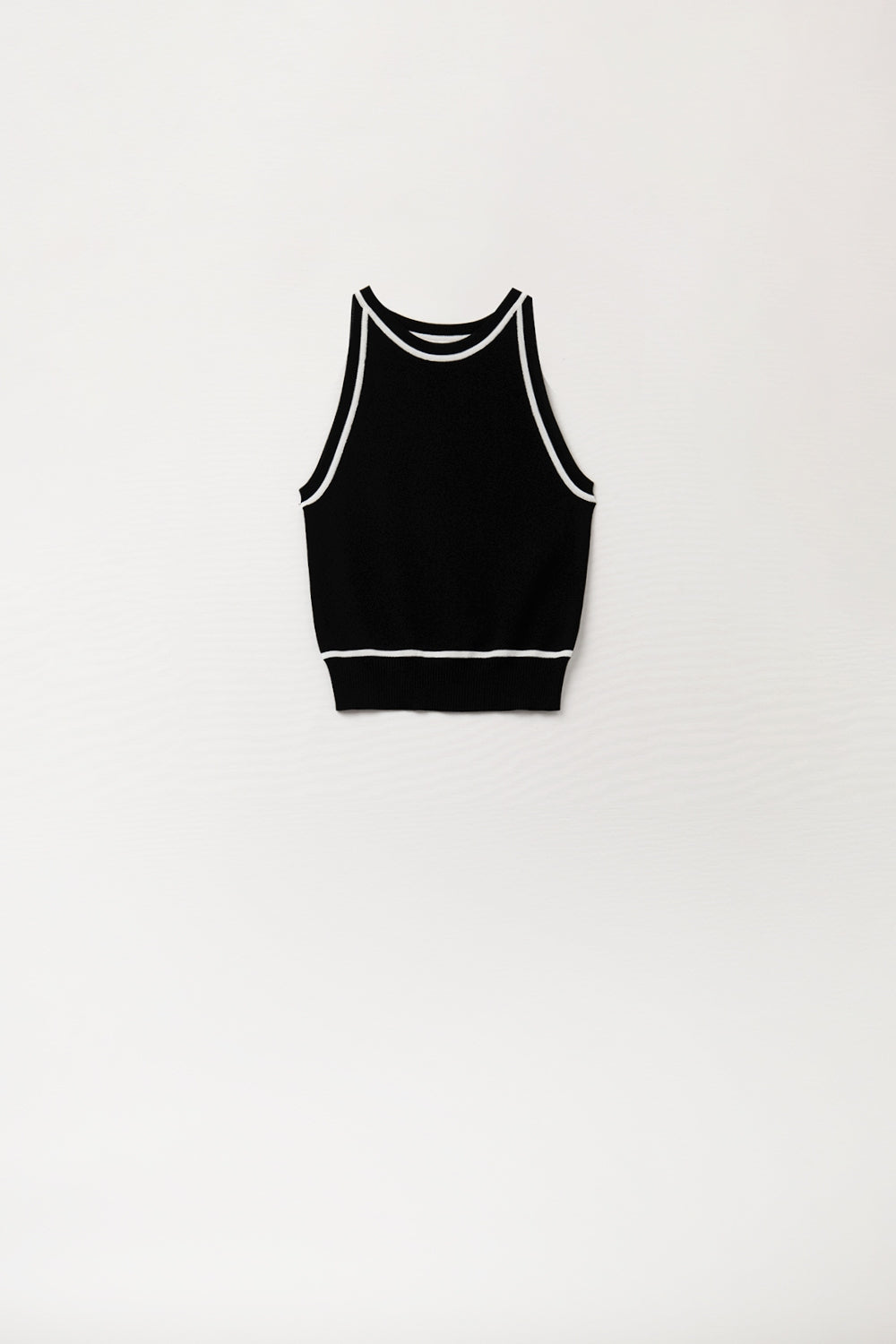Top halter negro de punto fino con detalles blancos en contraste.