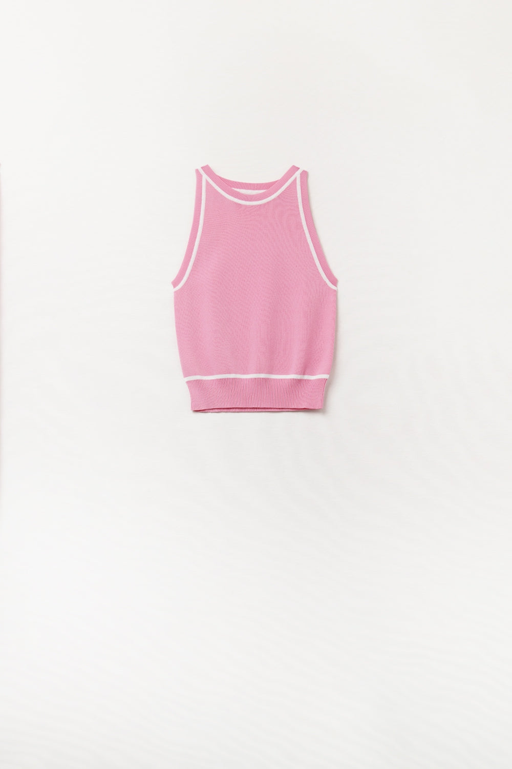 Top halter rosa empolvado de punto fino con detalles blancos.