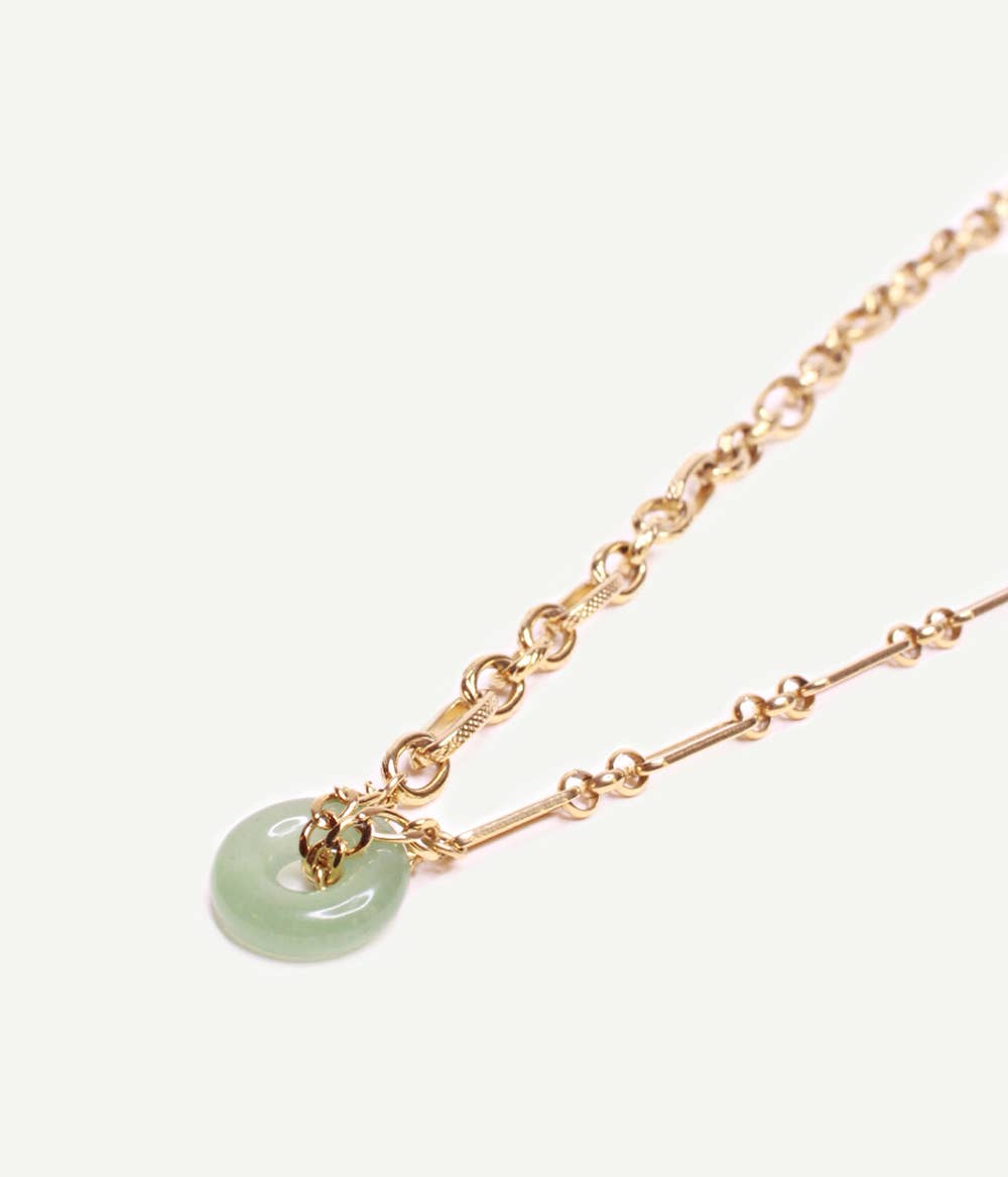 Collar Paloma dorado con anillo de jade
