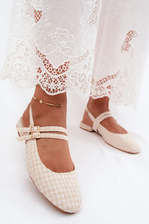 bailarinas planas tipo Mary Jane Avignon con cuadros vichy arena, bordados florales blancos y doble hebilla