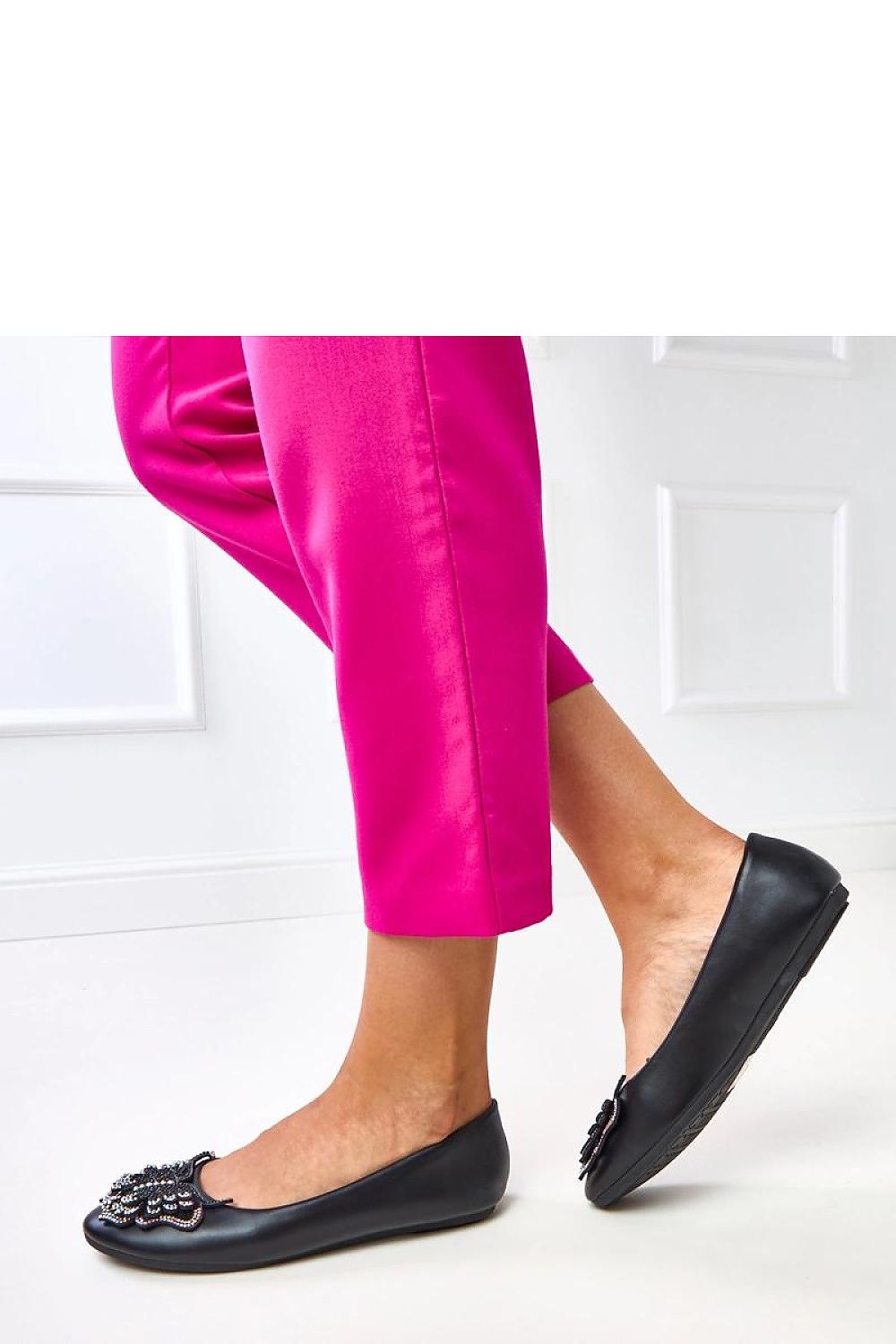  bailarinas planas negras de piel sintética con adorno de mariposa de strass en la punta.