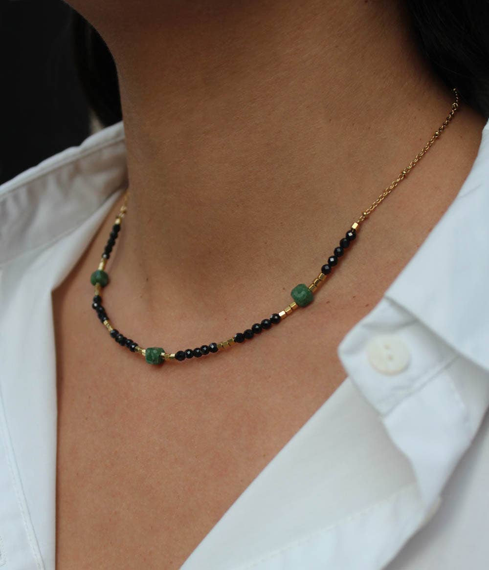 Collar Delilah de cadena dorada, perlas y howlita