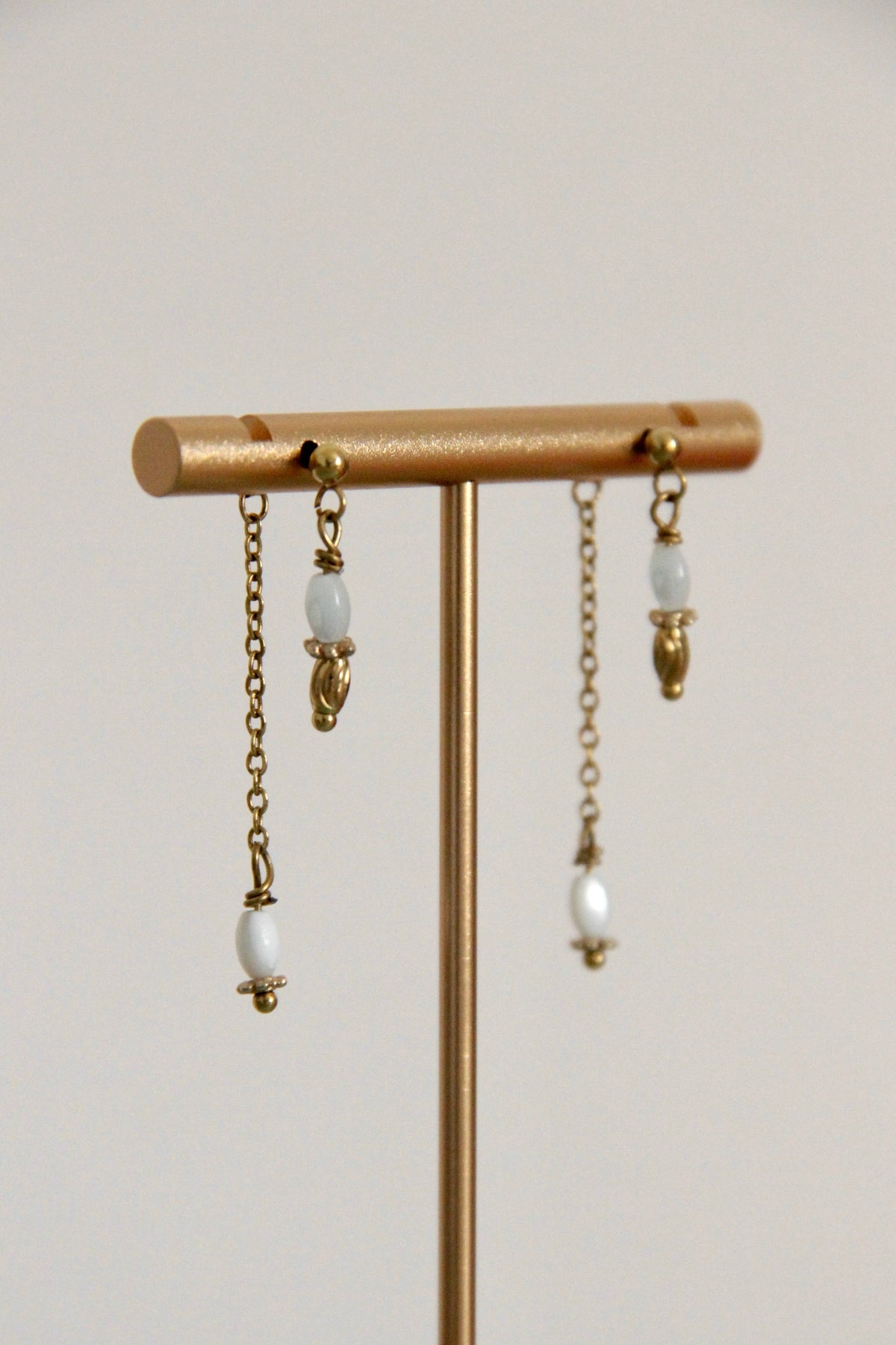 Pendientes de nácar y perlas doradas