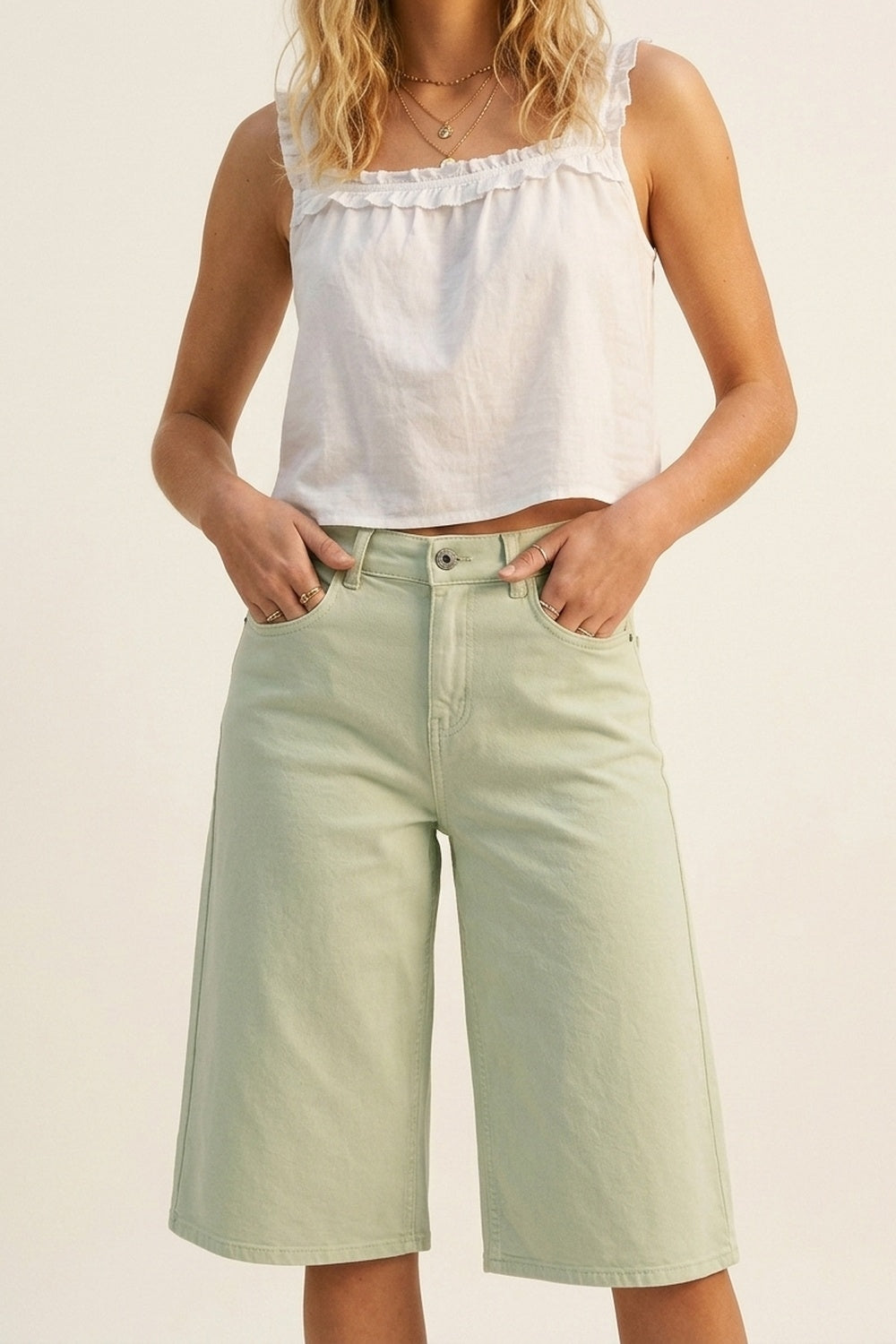 bermudas vaqueras tipo culotte en color verde menta de tiro alto, combinadas con top de tirantes blanco.