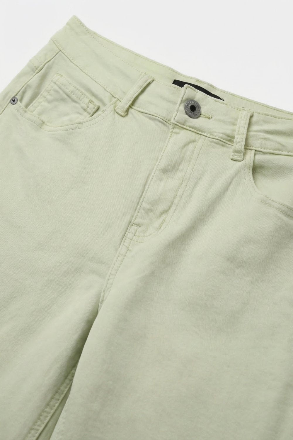 bermudas vaqueras tipo culotte en color verde menta de tiro alto