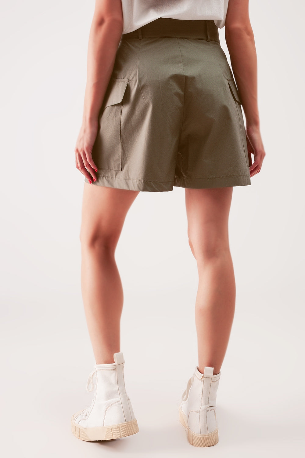 bermudas caqui de tiro alto con cinturón de lazada 