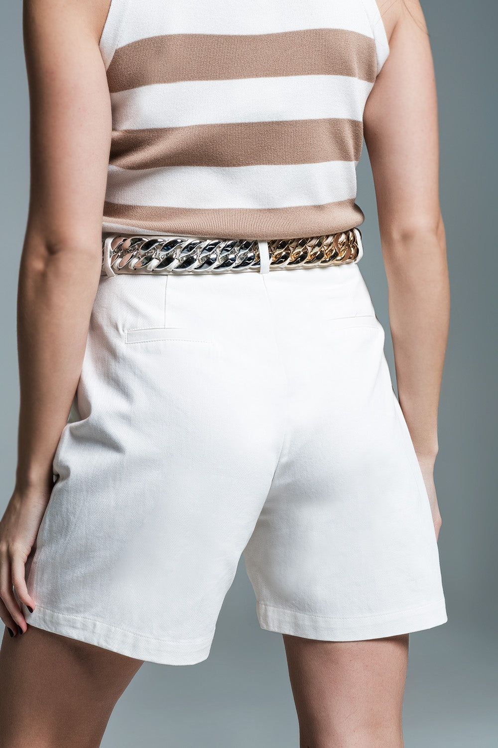 Bermudas relajadas con pliegues delanteros en blanco
