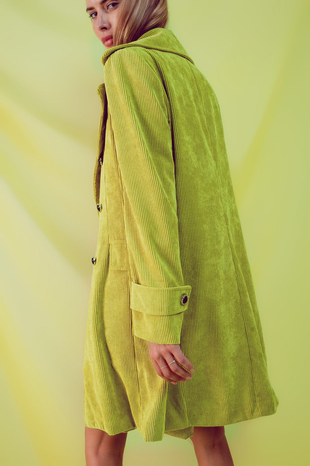 Blazer larga con botones vintage en pana lima