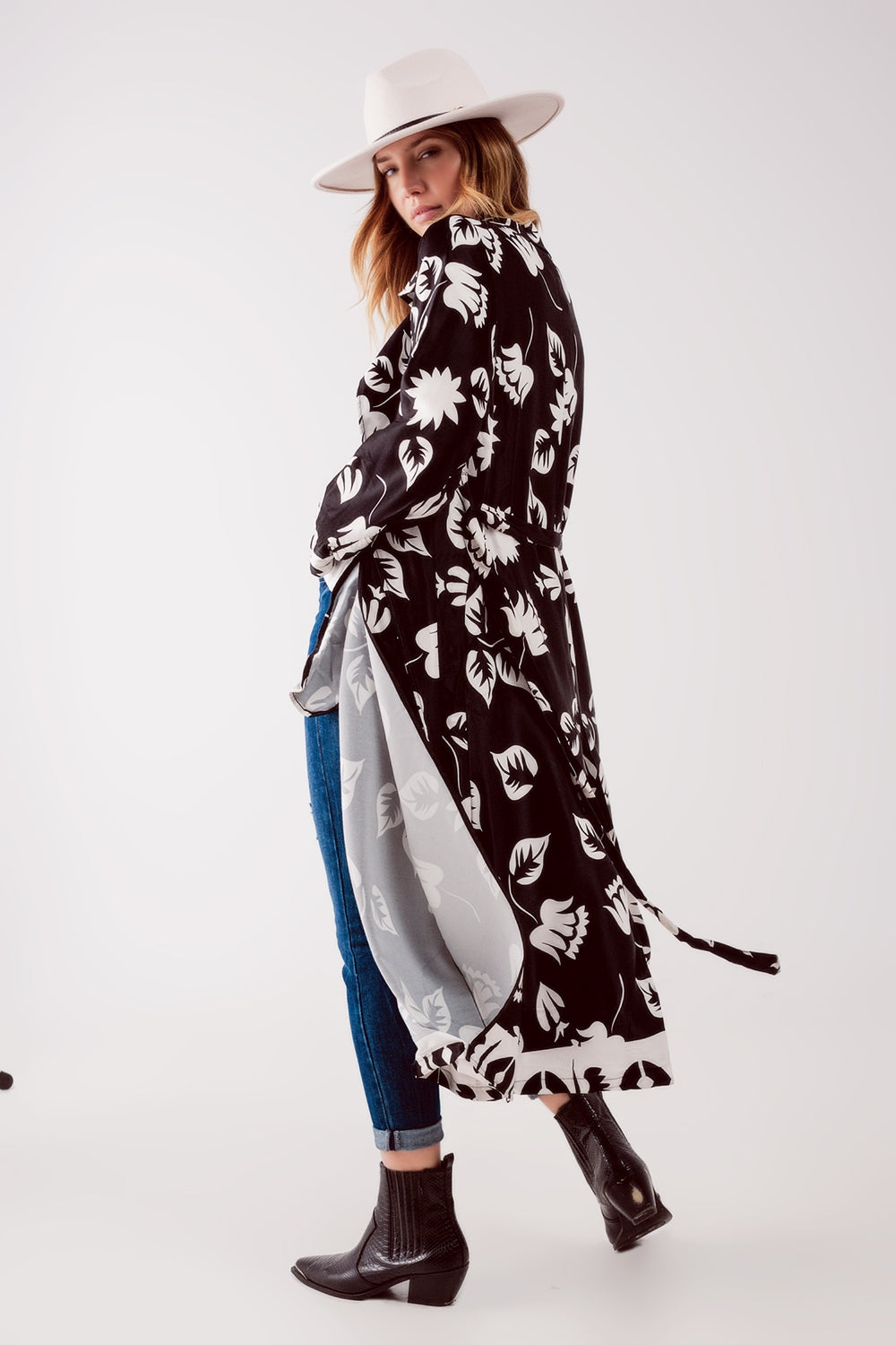 Blazer larga negra con estampado