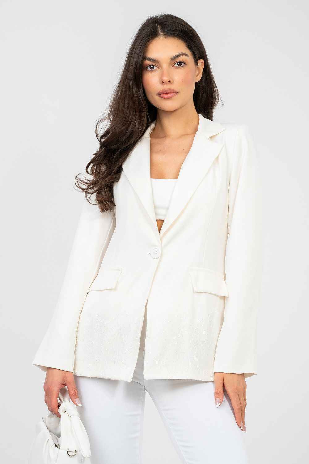 Blazer entallado para mujer con detalle de encaje blanco en el bajo, disponible en colores menta, rosa, azul, amarillo, lima, blanco y beige. 