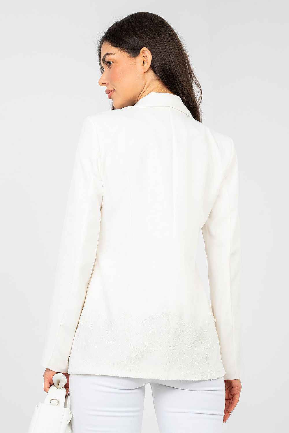 Blazer entallado para mujer con detalle de encaje blanco en el bajo, disponible en colores menta, rosa, azul, amarillo, lima, blanco y beige. 