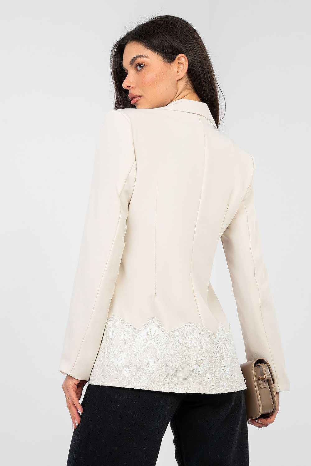 Blazer entallado para mujer con detalle de encaje blanco en el bajo, disponible en colores menta, rosa, azul, amarillo, lima, blanco y beige. 